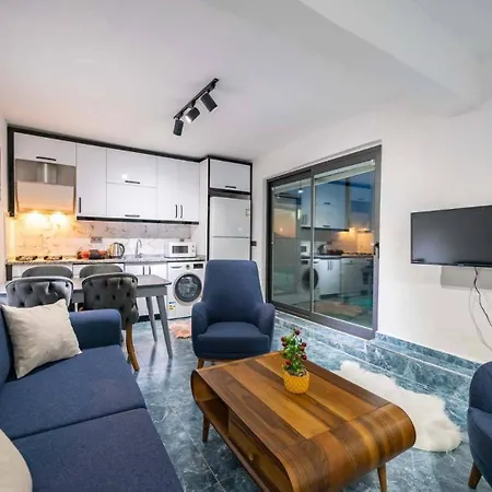 With Private Pool דירה