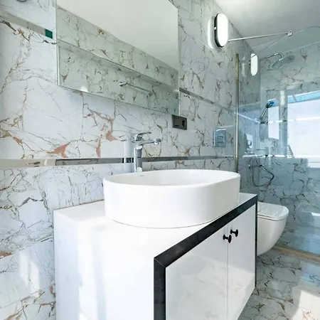 With Private Pool דירה